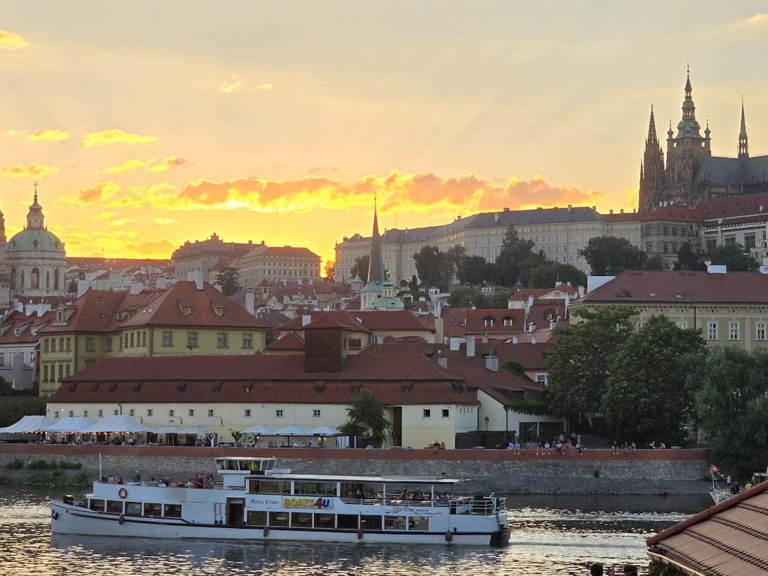Parník pod Pražským hradem v podvečerním slunci